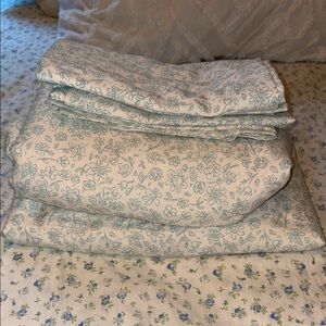Room Essentials Blue and White Floral Sheets Bedding